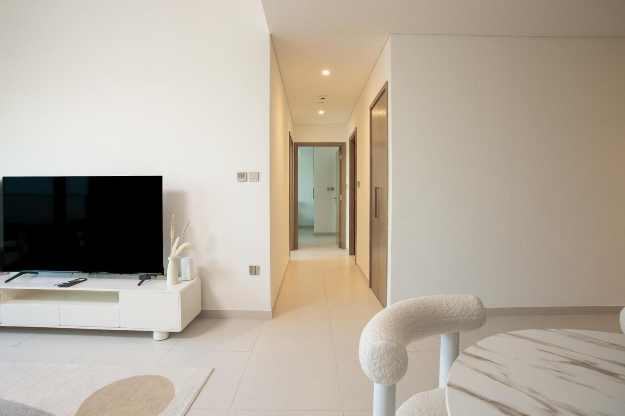 Prime Downtown Location 2br Burj Royale Apartment *
